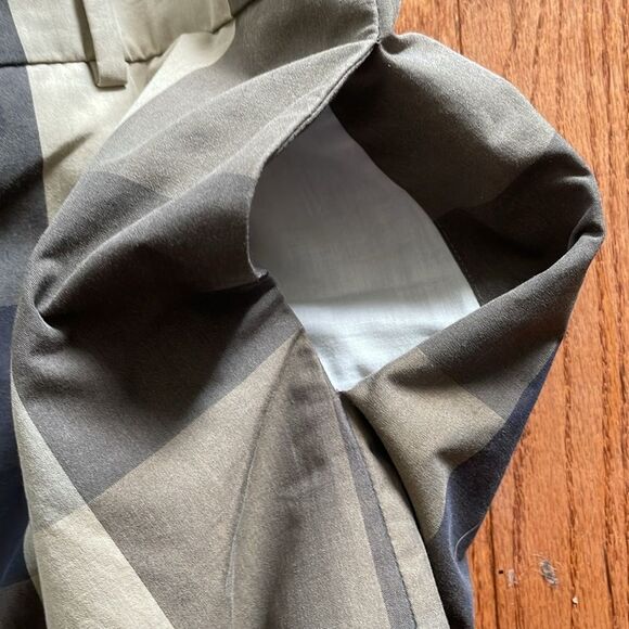 Theory Gray and Tan Plaid Cropped Capris Sz 6 - Picture 8 of 12